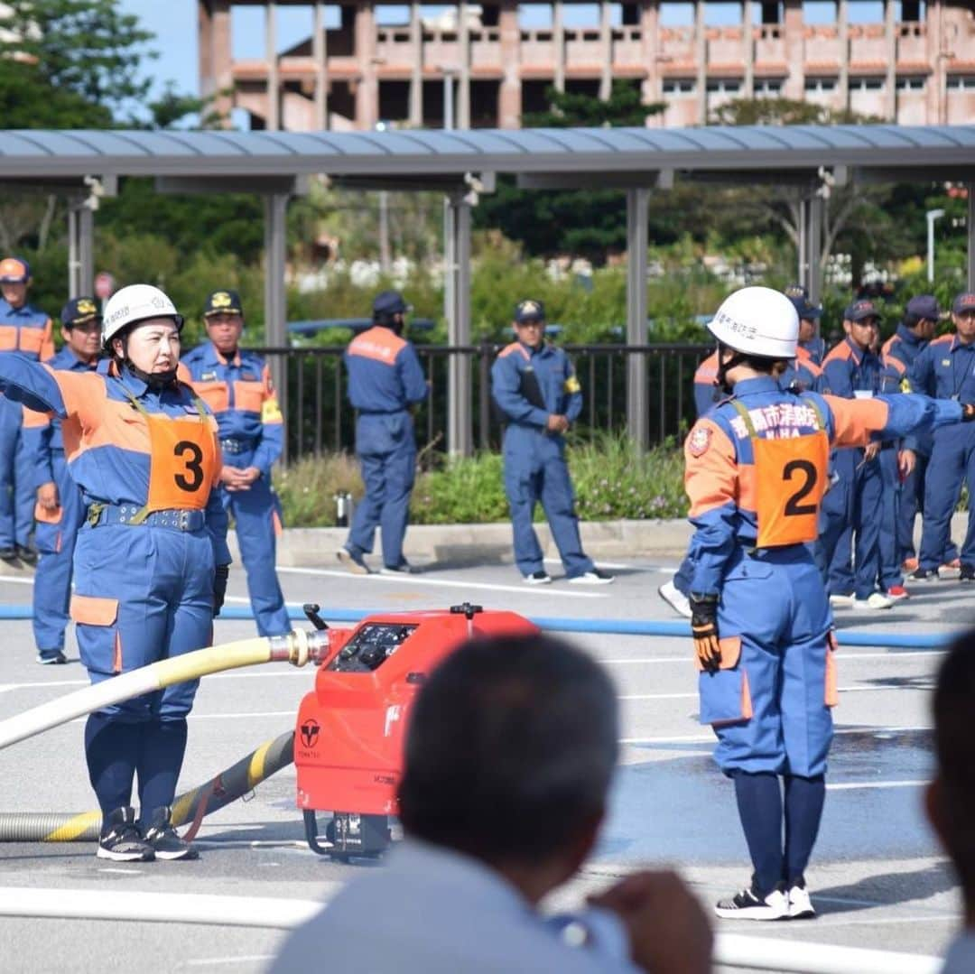 MAIKO さんのインスタグラム写真 - (MAIKO Instagram)「高校入学前の夢は自衛隊でした🫡  高校の時にバンドを組んで夢は変わってしまったけどっ。 "誰かの為に役立ちたい"って気持ちはずっとあって💭  そんな中、消防団のPRイベントで演奏する機会があって気付いたら演奏終わりにカホンを担いだまま入団申し込みしてた🥹笑  これがまいこの消防団のはじまり🧑‍🚒✨  #消防団 #那覇市消防団 #南部操法大会」9月29日 12時35分 - maiko_oops