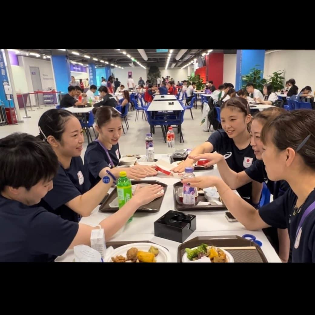 今別府香里さんのインスタグラム写真 - (今別府香里Instagram)「＊アジア大会2022＊in杭州🇨🇳  本日よりバドミントン競技が始まりました🏸　  男子チームが1回戦シンガポールに勝利し、2回戦進出💪 女子チームは明日チャイニーズタイペイと対戦します🔥🎌  団体戦の始まりは円陣から👏 女子も良い円陣ができるよう、和気あいあいとと話し合ってました🤗  #AsianGames2022 #TEAMJAPAN #Badminton #アジア大会2022 #バドミントン #BIRDJAPAN」9月29日 1時51分 - kaori_imabeppu