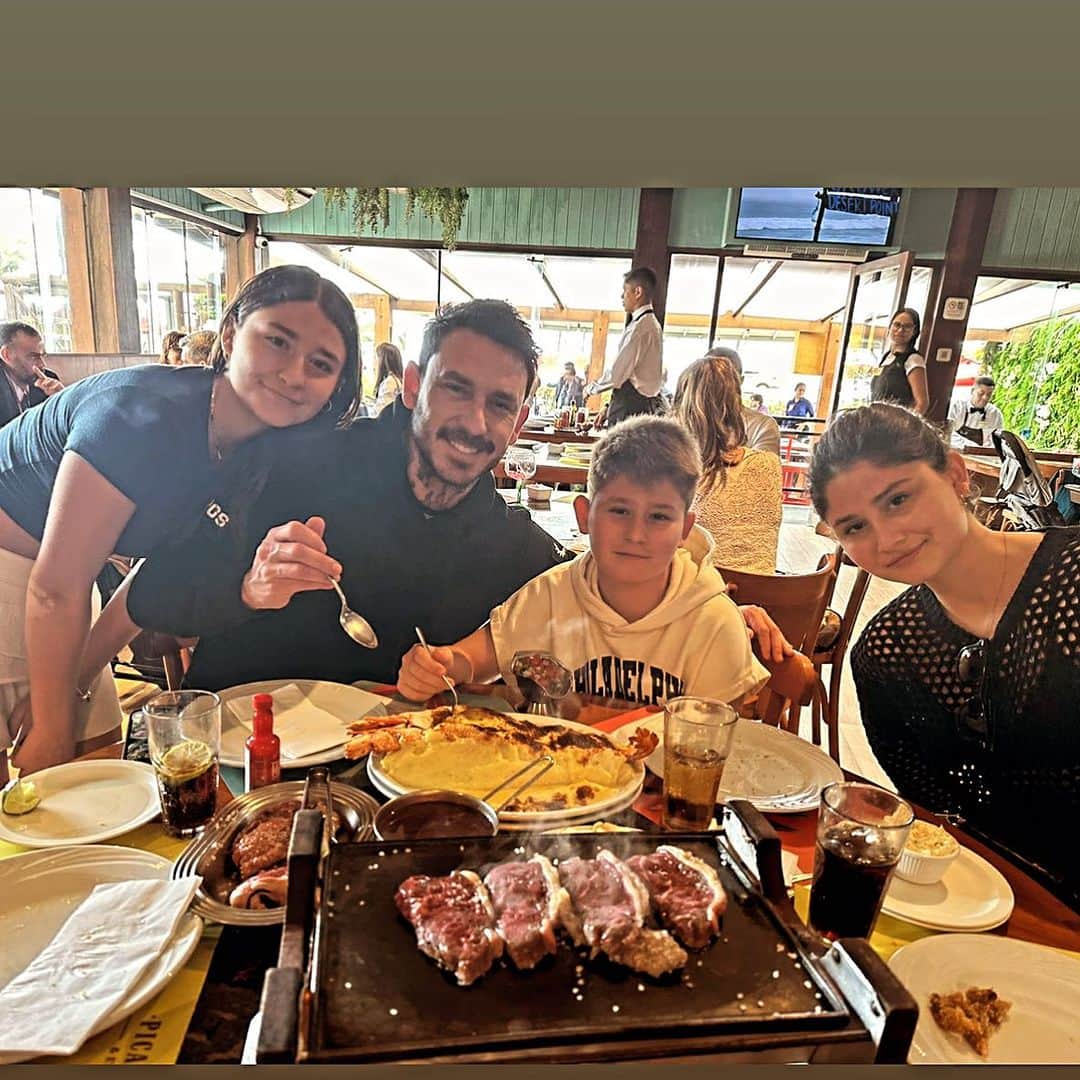 マウリシオ・ピニージャのインスタグラム：「Mis pollos 🥰 @mauripinilla14 @matilda.pinillaa @agustinapinillag #picanha 🇧🇷」
