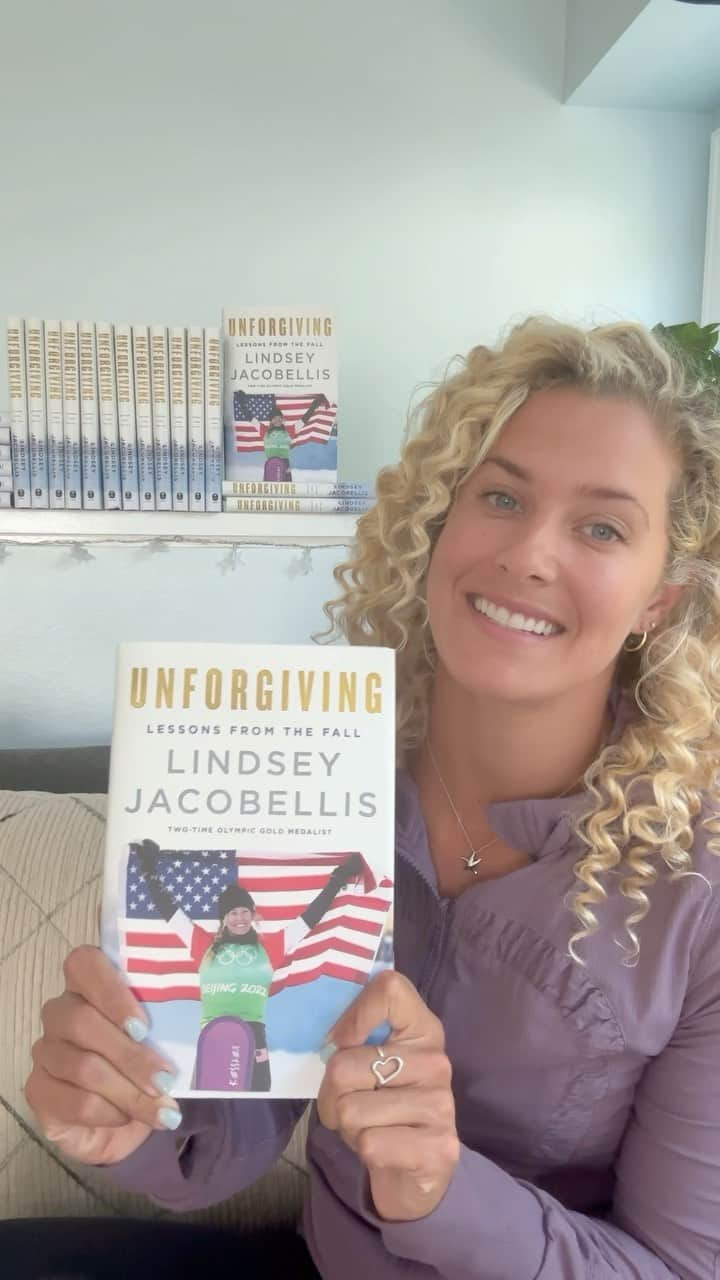 リンゼイ・ジャコベリスのインスタグラム：「Questions about my book???? 📕 Type them below… Here is one that I answered from the last podcast.  Snowboarding is physically demanding….What kind of injuries did you sustain during your career?  Check the link in my bio to PREORDER your copy now 😉」