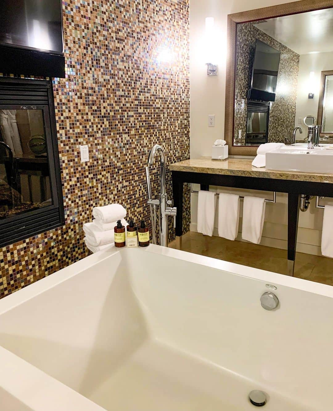 C.O. Bigelowさんのインスタグラム写真 - (C.O. BigelowInstagram)「🌟 Exciting News 🌟 Honored to announce that C.O. Bigelow amenities are now gracing the suites at @sunsetmarquis! 🌇Experience the epitome of indulgence during your stay with our premium products for an unforgettable experience. ✨🛁 ⁠ ⁠ Drawing parallels with C.O. Bigelow's remarkable 150-year legacy, the Sunset Marquis stands as a haven for creators, innovators, and dreamers for generations. 🤩 Both institutions have woven themselves into the fabric of their respective worlds, leaving an indelible mark on history! 🌟🕰️」9月29日 2時01分 - cobigelow