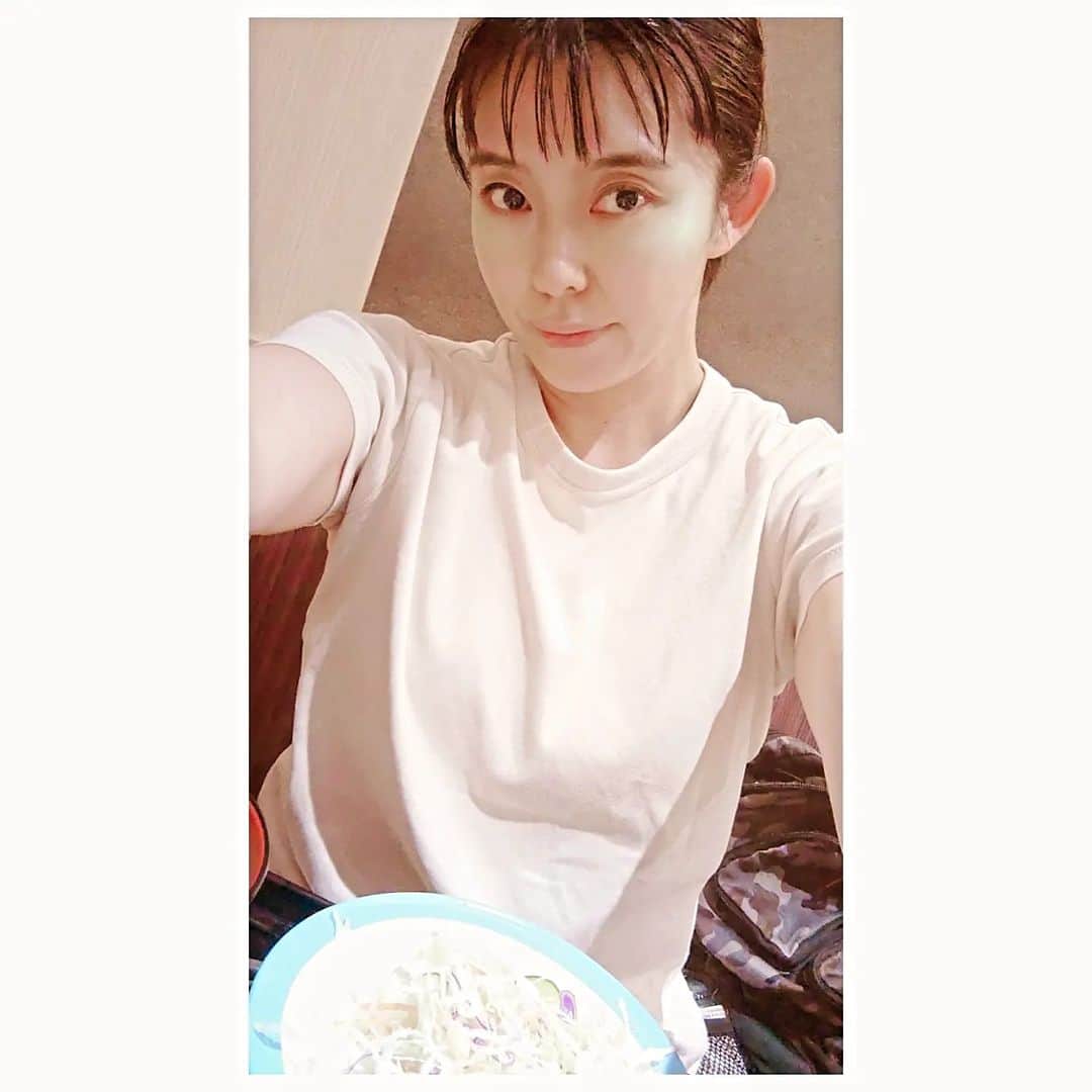のインスタグラム：「クリスタルジムの帰りは松屋で牛丼とサラダを食べました。  しかも夜遅く  住まいの最寄りの駅にあるので。  フィットネス女子とは思えない、気の使えない私です  たんぱく質は色々な種類をとること、摂取量も計算していますが、大体は食べたいものを食べて過ごしてます。  体の脂肪になるものもたくさん食べてますけど、自分の体に必要なものも食べてるのかなー。  まぁ肩書きだけはアスリートだから、いいやと思ってます。  減量も出来るし。  減量が追いつかなくなるくらい太らないよう気をつけます笑  #プロボクサー#ボクシング#女子アスリート#アスリート飯#夜中ご飯#男飯 #女子格闘技#クリスタルジム」
