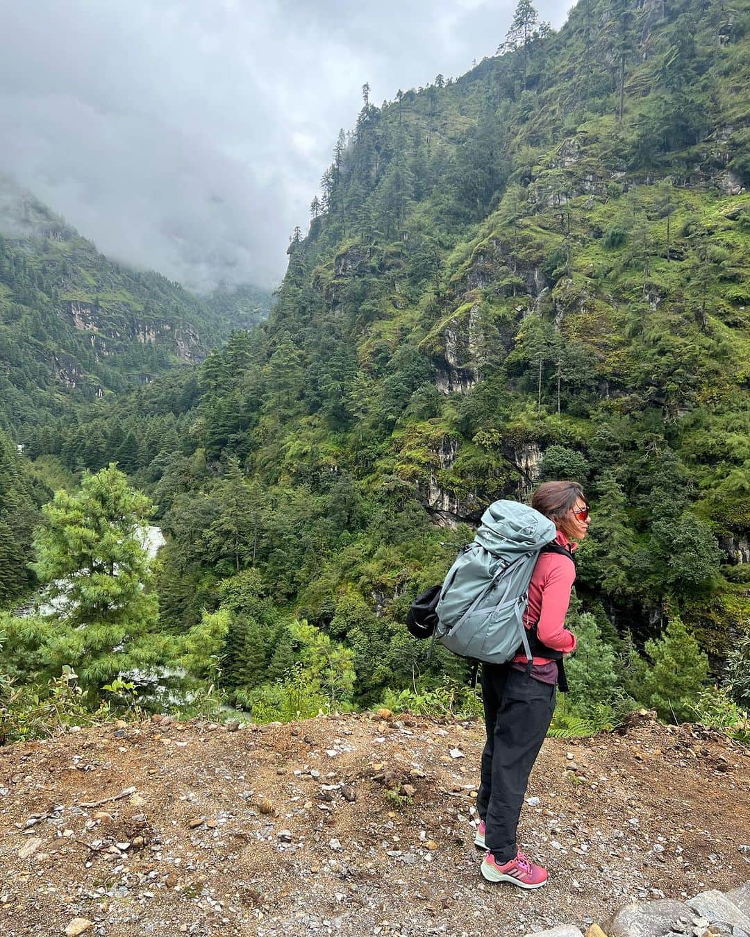 euanittaさんのインスタグラム写真 - (euanittaInstagram)「1 year of the trip that changed my life and my perception of myself forever. Walking to Everest base camp was a dream nobody ever knew I had. When I got to the Himalayas this place had the power to make me question so many important things in life that we don’t realize when we are here immerse on this chase to reach the top. Why do we chase the top? For us? For the others to see? Why it’s not enough when we get there? We need to go down safely, alive, healthy. You wanna go up again? Why? Did you stop to help somebody on the way up? If you stop to help others you will delay your summit… will you stop? Was it worth it? Were you the faster? Why? How?   I’m so grateful I went through what I went when I decided to go there. Life has another meaning for me now.   1 year」9月29日 2時08分 - anitta
