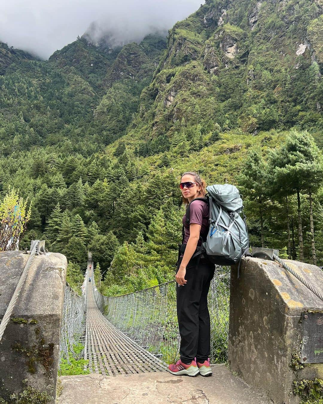 euanittaのインスタグラム：「1 year of the trip that changed my life and my perception of myself forever. Walking to Everest base camp was a dream nobody ever knew I had. When I got to the Himalayas this place had the power to make me question so many important things in life that we don’t realize when we are here immerse on this chase to reach the top. Why do we chase the top? For us? For the others to see? Why it’s not enough when we get there? We need to go down safely, alive, healthy. You wanna go up again? Why? Did you stop to help somebody on the way up? If you stop to help others you will delay your summit… will you stop? Was it worth it? Were you the faster? Why? How?   I’m so grateful I went through what I went when I decided to go there. Life has another meaning for me now.   1 year」