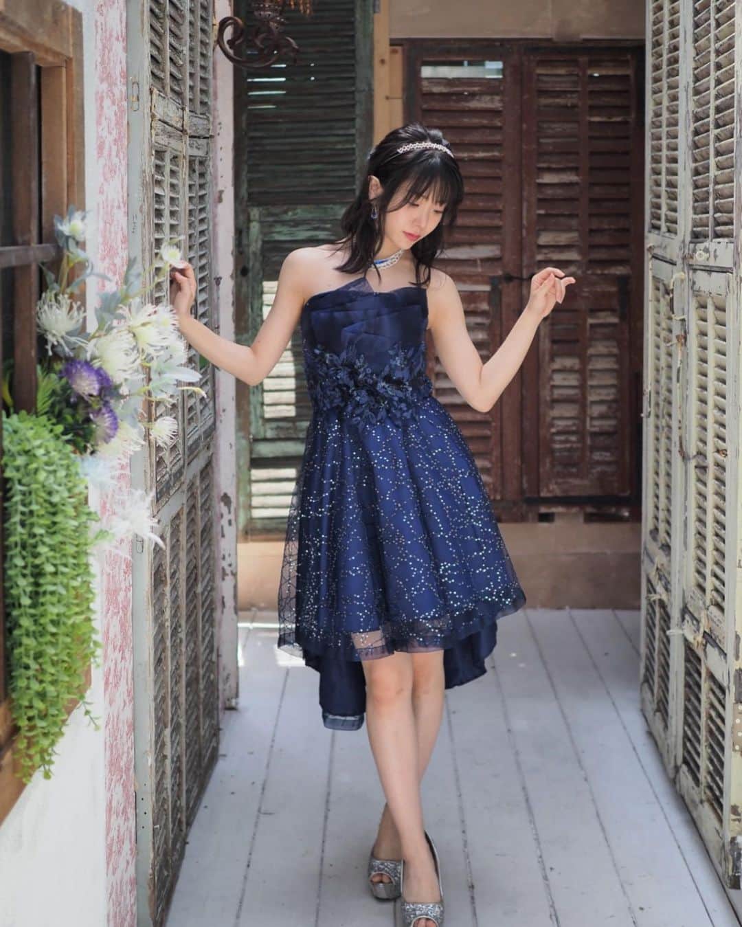 白石みずほのインスタグラム：「_  髪の毛がだいぶ伸びたので この時くらいバッサリいきたい気持ち🤔悩む  #青くてキラキラしてるものって #綺麗だよね #おやすみなさい😴」