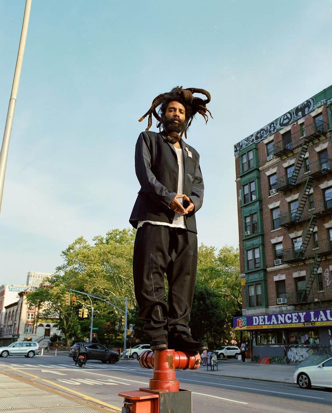 デイリーペーパーのインスタグラム：「'Thanks and praise to the rising of the sun'. Reggae artist @yaadcore - a poet by nature, his music transcends as a form of rhythmic meditation throughout the streets of New York and beyond.   📸 @junelsantana」
