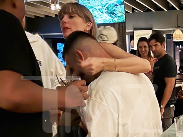 Just Jaredさんのインスタグラム写真 - (Just JaredInstagram)「Taylor Swift was seen with her arm around Travis Kelce at the Chiefs post-game after party this past Sunday!  #TaylorSwift #TravisKelce  Photo: TMZ」9月29日 2時19分 - justjared