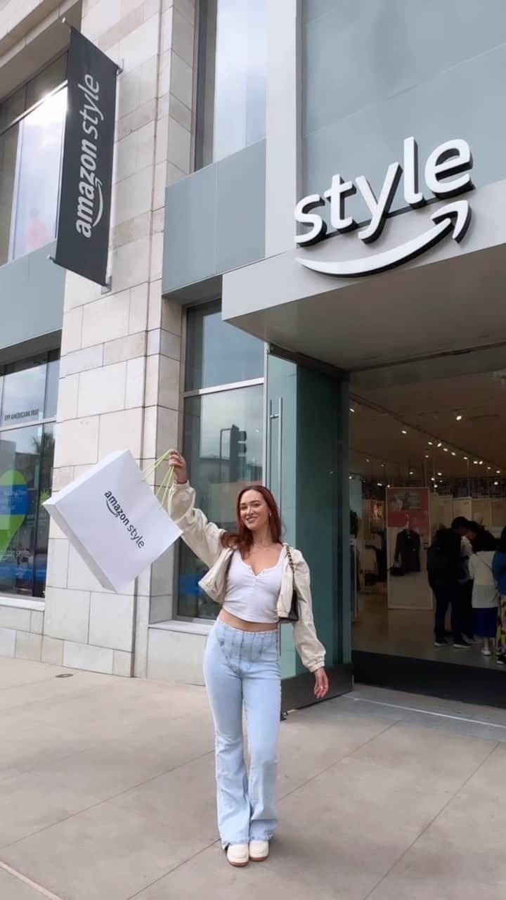 アリーシャ・マリーのインスタグラム：「this is the most insane shopping experience I’ve ever seen!! 🛍️ @amazonstylestore is the future of shopping!! tag someone you want to take you on a shopping spree hehehe #seeyouatstyle #partnership 🫶🏻」