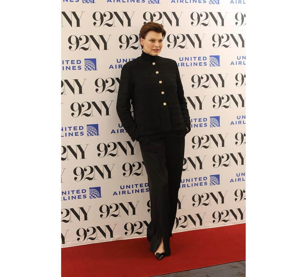 リンダ・エヴァンジェリスタさんのインスタグラム写真 - (リンダ・エヴァンジェリスタInstagram)「What a wonderful return home and a fun night chatting with @fernmallis at @92ndstreety about fashion, family and friendship. It was great to catch up with these beautiful friends, and to everyone who came out and then stayed for the book signing, your warmth and support continue to bring me so much joy.」9月29日 2時12分 - lindaevangelista