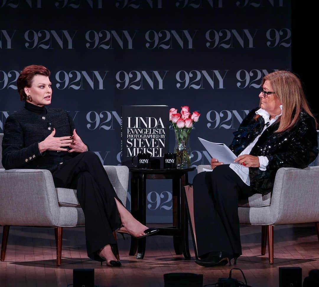リンダ・エヴァンジェリスタさんのインスタグラム写真 - (リンダ・エヴァンジェリスタInstagram)「What a wonderful return home and a fun night chatting with @fernmallis at @92ndstreety about fashion, family and friendship. It was great to catch up with these beautiful friends, and to everyone who came out and then stayed for the book signing, your warmth and support continue to bring me so much joy.」9月29日 2時12分 - lindaevangelista