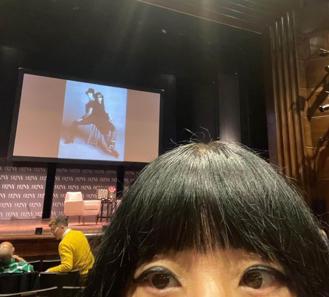 リンダ・エヴァンジェリスタさんのインスタグラム写真 - (リンダ・エヴァンジェリスタInstagram)「What a wonderful return home and a fun night chatting with @fernmallis at @92ndstreety about fashion, family and friendship. It was great to catch up with these beautiful friends, and to everyone who came out and then stayed for the book signing, your warmth and support continue to bring me so much joy.」9月29日 2時12分 - lindaevangelista