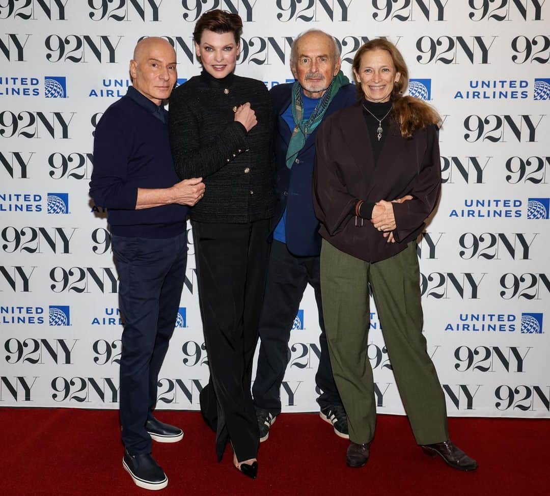 リンダ・エヴァンジェリスタさんのインスタグラム写真 - (リンダ・エヴァンジェリスタInstagram)「What a wonderful return home and a fun night chatting with @fernmallis at @92ndstreety about fashion, family and friendship. It was great to catch up with these beautiful friends, and to everyone who came out and then stayed for the book signing, your warmth and support continue to bring me so much joy.」9月29日 2時12分 - lindaevangelista