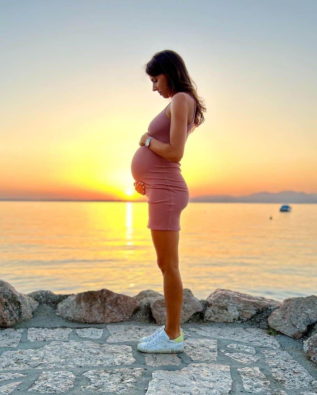 カロル・ブレッサヌッティさんのインスタグラム写真 - (カロル・ブレッサヌッティInstagram)「Moments I will never forget ✨ • • • #specialmoments #sunset #myfamily #pregnant #8months #pregnancy #blessed #baby2 #cantwaittomeetyou」9月29日 2時16分 - carolein_b