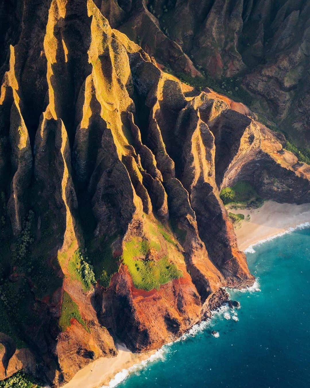 Discover Earthさんのインスタグラム写真 - (Discover EarthInstagram)「Dancing with the ridges of Na Pali 🏝️– every glance toward Kalalau Beach is a pause in time.   ☝🏼 Who wants to go there?  📍Island of Kauai, Hawaii, USA  🇺🇸 #DiscoverUSA with @vincelimphoto」9月29日 3時50分 - discoverearth