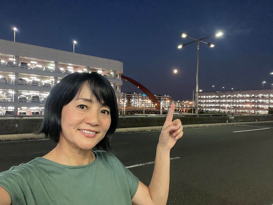 橋本志穂さんのインスタグラム写真 - (橋本志穂Instagram)「夕方、夫を羽田に送って行く時 月がドーンと目の前に。 綺麗❣️ 明日が中秋の名月だって。  でも、今日も名月だったよー  空港に着いて月をバックに撮影してもらったけど、 月がどれかわからん💦って感じに 街灯がたくさん🤣  #月」9月29日 2時29分 - shihohashimoto3