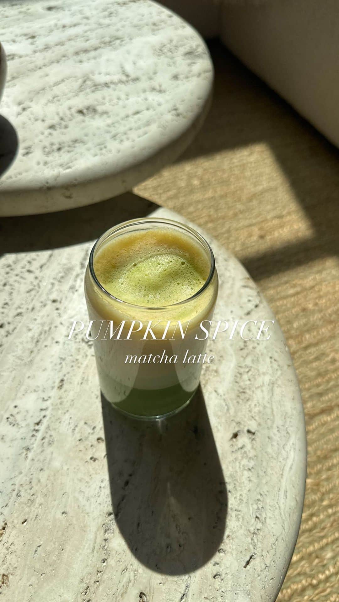 サンヌ・ヴロートのインスタグラム：「Pumpkin spice latte but make it matcha! Often lots of pumpkin spice lattes are filled with sugars and heavy creams. It’s easy to swap out a few ingredients to make it healthy and taste good.   This recipe is a delicious better-for-you drink with tons of benefits!   I am using @nekohama matcha. As you can see the color is so vibrant green because of the high quality leaf and its freshness. When matcha is high quality and fresh it contains tons of antioxidants that can help support your immunity!   Ingredients: * 2 tbsp pumpkin puree * 1/2 cup (~120 ml) warm plant based milk * 1-2 tsp honey (or other sweetener of choice) * 1/2 tsp of pumpkin pie spice mix * 2g Nekohama matcha + 50 ml water Method: 1. In a small saucepan combine pumpkin puree and spices and toast for a couple of minutes over medium heat to release flavor. 2. Pour milk and mix. Once the mixture starts to simmer, remove from heat and froth. 3. Prepare a matcha shot. 4. To assemble the drink, pour matcha in a serving cup and top with milk and pumpkin mixture. Enjoy with apple slices for an ultimate fall snack.」