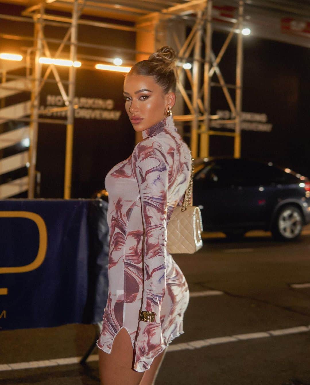 Cindy Pradoのインスタグラム：「City nights wearing @jessica__bara 💕 #ad」