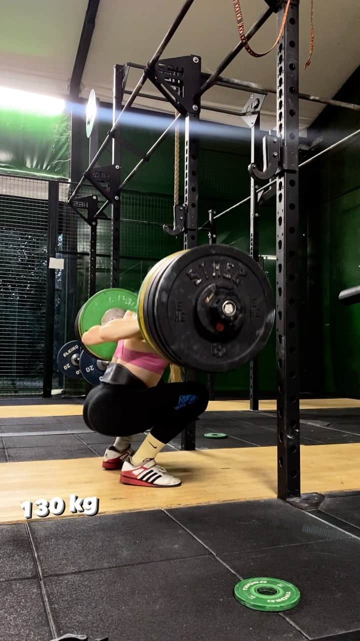 アガタ・フォルカシェブイチのインスタグラム：「Back squat PR 130kg 😤 @bw 56kg  #backsquat #weightlifting #crossfit #pr #pb #strenght #squat #doctor #training #powerlifting #lifestylemedicine #coach」