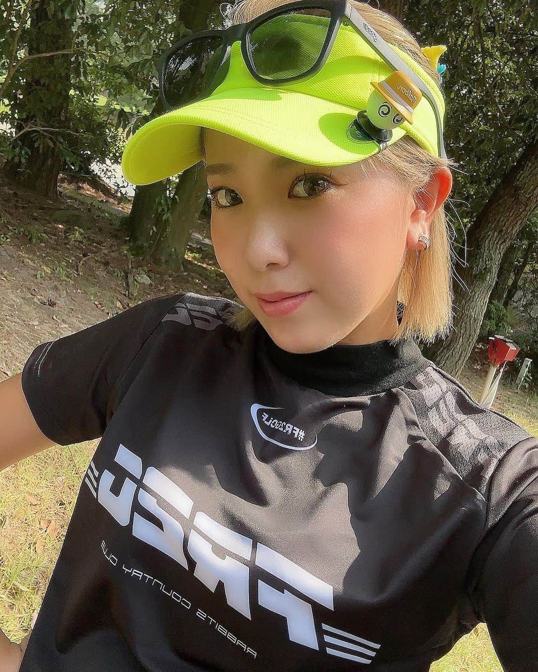 nawachanのインスタグラム：「．  《ウェア紹介👚🏌️‍♀️》  るみりんご @rumi_official_0616  カップでいただいた ウェア👚が可愛すぎますっ😍 @fr2golf   背中も見て欲しいーので スライドを→📷  髪の毛にかざり🌸 @shinshu_yoshino_denki   タイトな服🏌️‍♀️ 大好きなので白黒コーデに 黄色をいれてみてー 頭についてるマーカーも マルボンですっ😍❤️  ．  #ゴルフウェア#ゴルフラウンド#ゴルフ女子#初心者#⛳️#🏌️‍♀️#ゴルフ男子#ゴルフ馬鹿#ゴルファー#ゴルフ場#ゴルフ好きな人と繋がりたい#ゴルフ好き#ゴルフ好きな人と仲良くなりたい#golf#instagram」