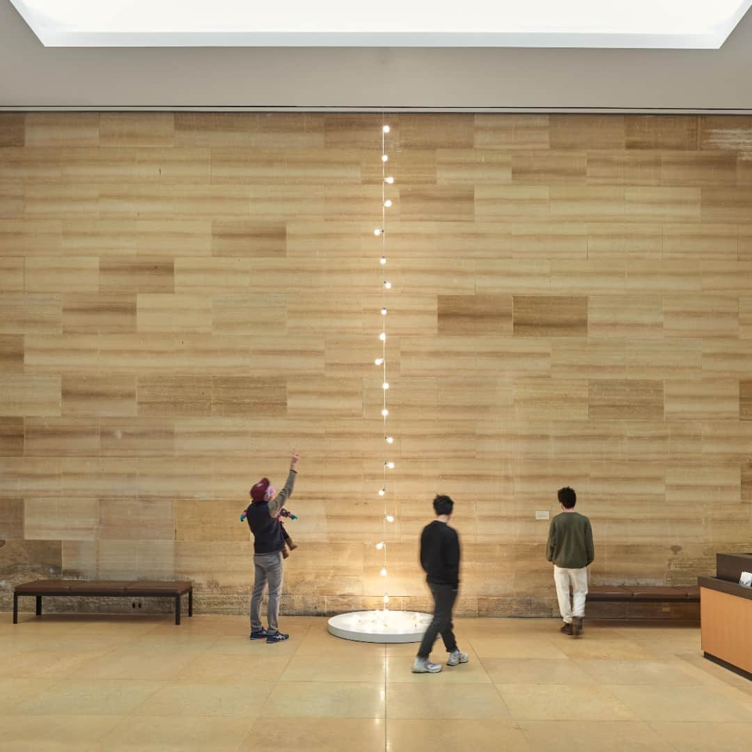 のインスタグラム：「💡Some art to brighten your feed💡   If you've entered our main building through the North Entrance, chances are you have seen this beautiful work by Cuban-born artist Felix Gonzalez-Torres. Inspired by Paris street lights, the sculpture explores the contrast between light's power and its fading over time.  "Untitled" (Petit Palais)," 1992, Felix Gonzalez-Torres (American (born Cuba), 1957–1996)  #hispanicheritagemonth #contemporaryart #philamuseum」