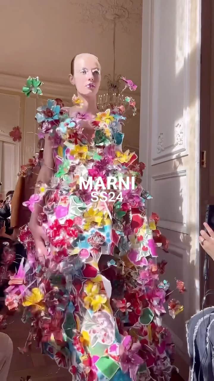 IMG Modelsのインスタグラム：「#RunwayRewind. ⏪ #Marni’s #MarniSS24 #PFW show starring #XiruYang #PalomaElsesser + #YangLing. 🇫🇷 #IMGmodels」