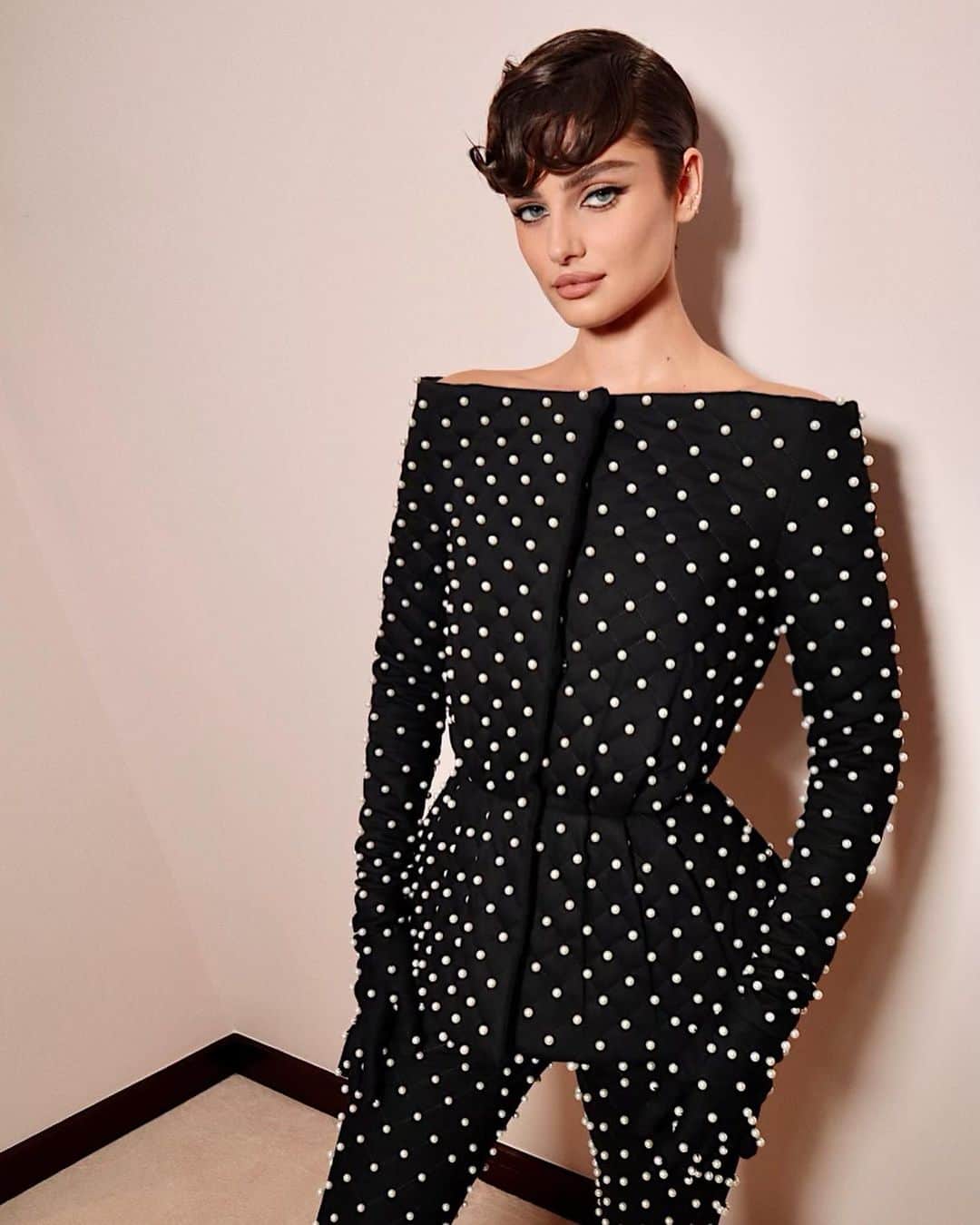 テイラー・ヒルのインスタグラム：「🖤Balmain 🖤」