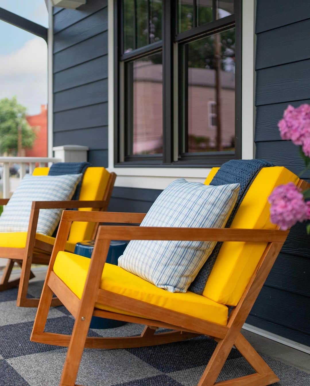 HGTVさんのインスタグラム写真 - (HGTVInstagram)「It doesn’t get much more charming + relaxing than the front porch at HGTV Urban Oasis 2023. ☀️ From the cushioned rocking chairs to the sky-high #haintblue ceiling, this Louisville home is curb appeal at its finest. And you could live here! 🤩 Click this post at our link in bio to take a full tour of the gorgeous front yard, then sign up for sweepstakes reminders today.   Your chance to win #HGTVUrbanOasis 2023 starts 10/2! ⏰  Design: @bpatrickflynn  Photos: John Nolen @laureywglenn @josephgbradshaw @bro_zar」9月29日 2時39分 - hgtv