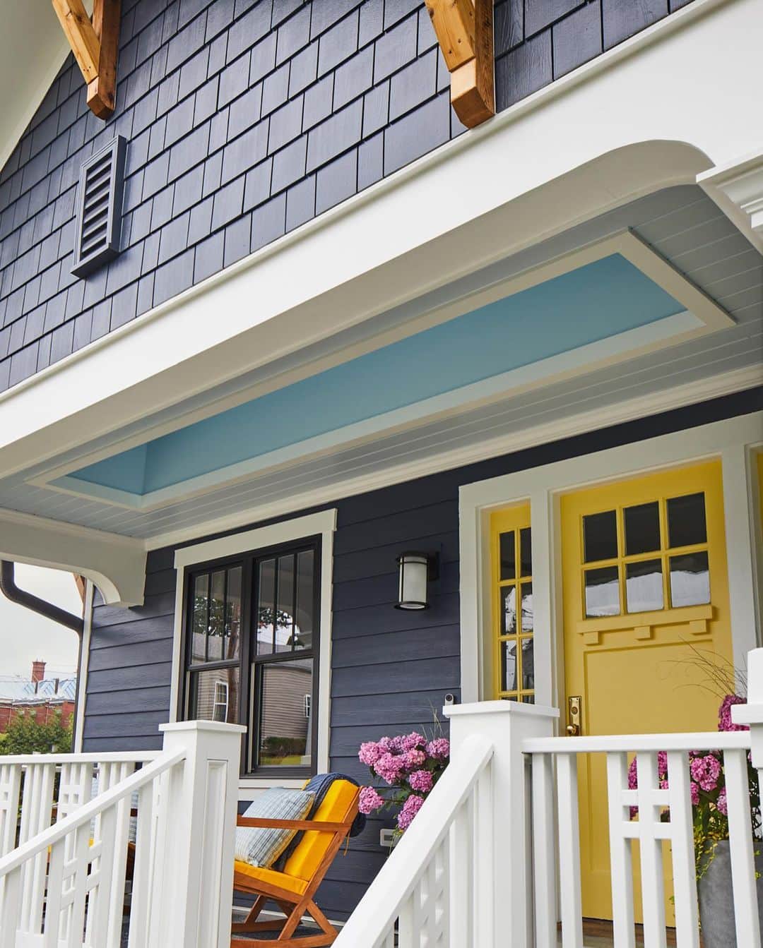 HGTVさんのインスタグラム写真 - (HGTVInstagram)「It doesn’t get much more charming + relaxing than the front porch at HGTV Urban Oasis 2023. ☀️ From the cushioned rocking chairs to the sky-high #haintblue ceiling, this Louisville home is curb appeal at its finest. And you could live here! 🤩 Click this post at our link in bio to take a full tour of the gorgeous front yard, then sign up for sweepstakes reminders today.   Your chance to win #HGTVUrbanOasis 2023 starts 10/2! ⏰  Design: @bpatrickflynn  Photos: John Nolen @laureywglenn @josephgbradshaw @bro_zar」9月29日 2時39分 - hgtv