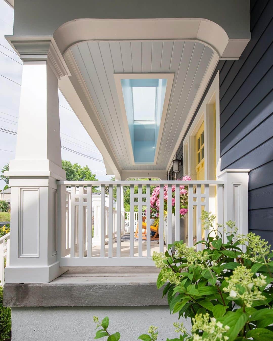 HGTVさんのインスタグラム写真 - (HGTVInstagram)「It doesn’t get much more charming + relaxing than the front porch at HGTV Urban Oasis 2023. ☀️ From the cushioned rocking chairs to the sky-high #haintblue ceiling, this Louisville home is curb appeal at its finest. And you could live here! 🤩 Click this post at our link in bio to take a full tour of the gorgeous front yard, then sign up for sweepstakes reminders today.   Your chance to win #HGTVUrbanOasis 2023 starts 10/2! ⏰  Design: @bpatrickflynn  Photos: John Nolen @laureywglenn @josephgbradshaw @bro_zar」9月29日 2時39分 - hgtv