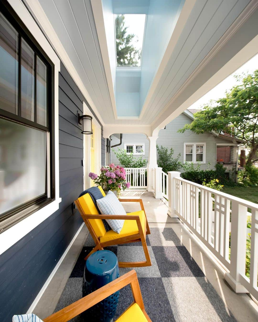 HGTVさんのインスタグラム写真 - (HGTVInstagram)「It doesn’t get much more charming + relaxing than the front porch at HGTV Urban Oasis 2023. ☀️ From the cushioned rocking chairs to the sky-high #haintblue ceiling, this Louisville home is curb appeal at its finest. And you could live here! 🤩 Click this post at our link in bio to take a full tour of the gorgeous front yard, then sign up for sweepstakes reminders today.   Your chance to win #HGTVUrbanOasis 2023 starts 10/2! ⏰  Design: @bpatrickflynn  Photos: John Nolen @laureywglenn @josephgbradshaw @bro_zar」9月29日 2時39分 - hgtv