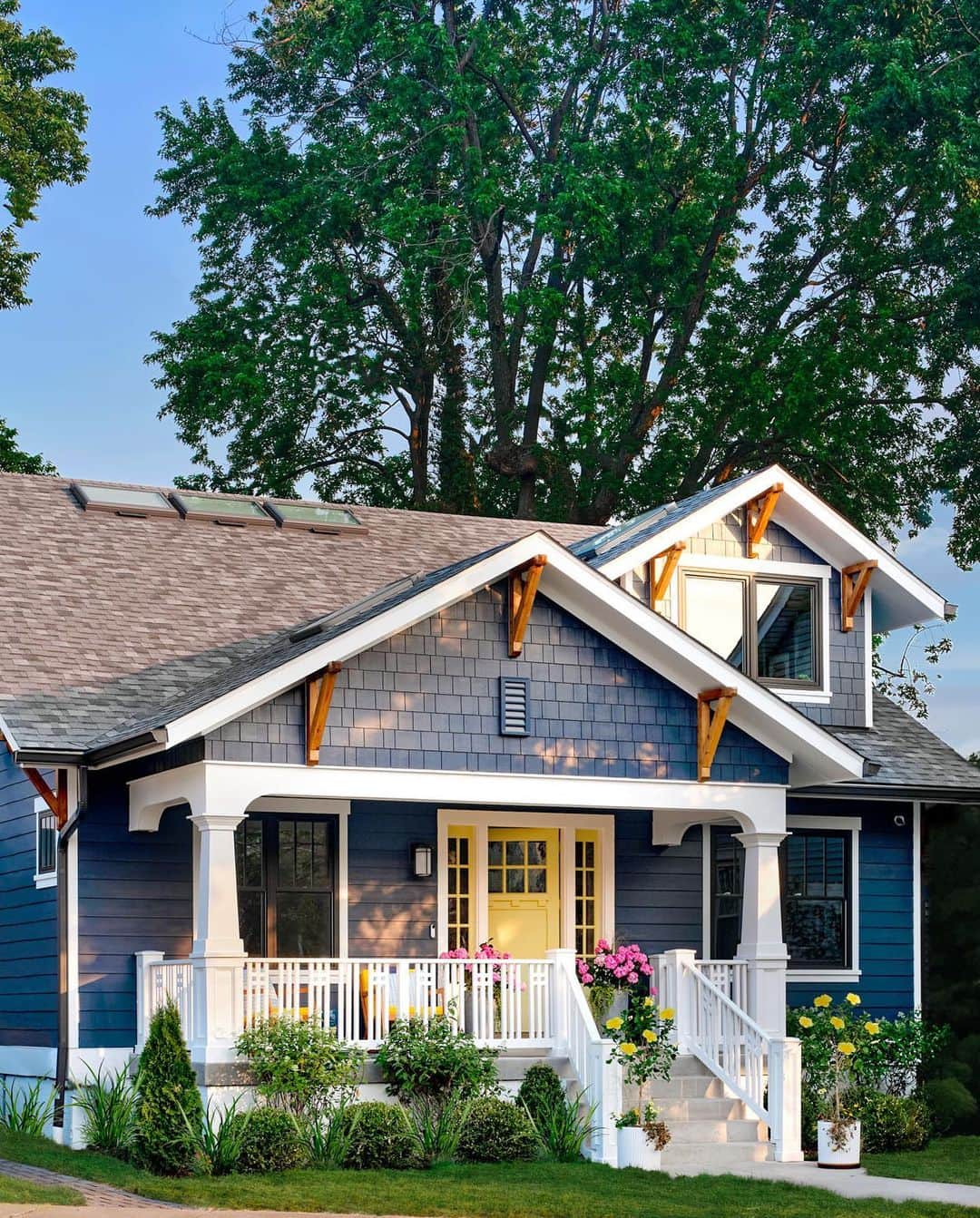 HGTVさんのインスタグラム写真 - (HGTVInstagram)「It doesn’t get much more charming + relaxing than the front porch at HGTV Urban Oasis 2023. ☀️ From the cushioned rocking chairs to the sky-high #haintblue ceiling, this Louisville home is curb appeal at its finest. And you could live here! 🤩 Click this post at our link in bio to take a full tour of the gorgeous front yard, then sign up for sweepstakes reminders today.   Your chance to win #HGTVUrbanOasis 2023 starts 10/2! ⏰  Design: @bpatrickflynn  Photos: John Nolen @laureywglenn @josephgbradshaw @bro_zar」9月29日 2時39分 - hgtv