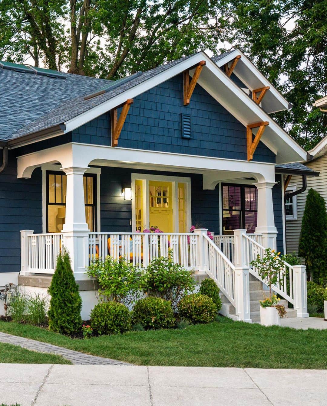 HGTVさんのインスタグラム写真 - (HGTVInstagram)「It doesn’t get much more charming + relaxing than the front porch at HGTV Urban Oasis 2023. ☀️ From the cushioned rocking chairs to the sky-high #haintblue ceiling, this Louisville home is curb appeal at its finest. And you could live here! 🤩 Click this post at our link in bio to take a full tour of the gorgeous front yard, then sign up for sweepstakes reminders today.   Your chance to win #HGTVUrbanOasis 2023 starts 10/2! ⏰  Design: @bpatrickflynn  Photos: John Nolen @laureywglenn @josephgbradshaw @bro_zar」9月29日 2時39分 - hgtv