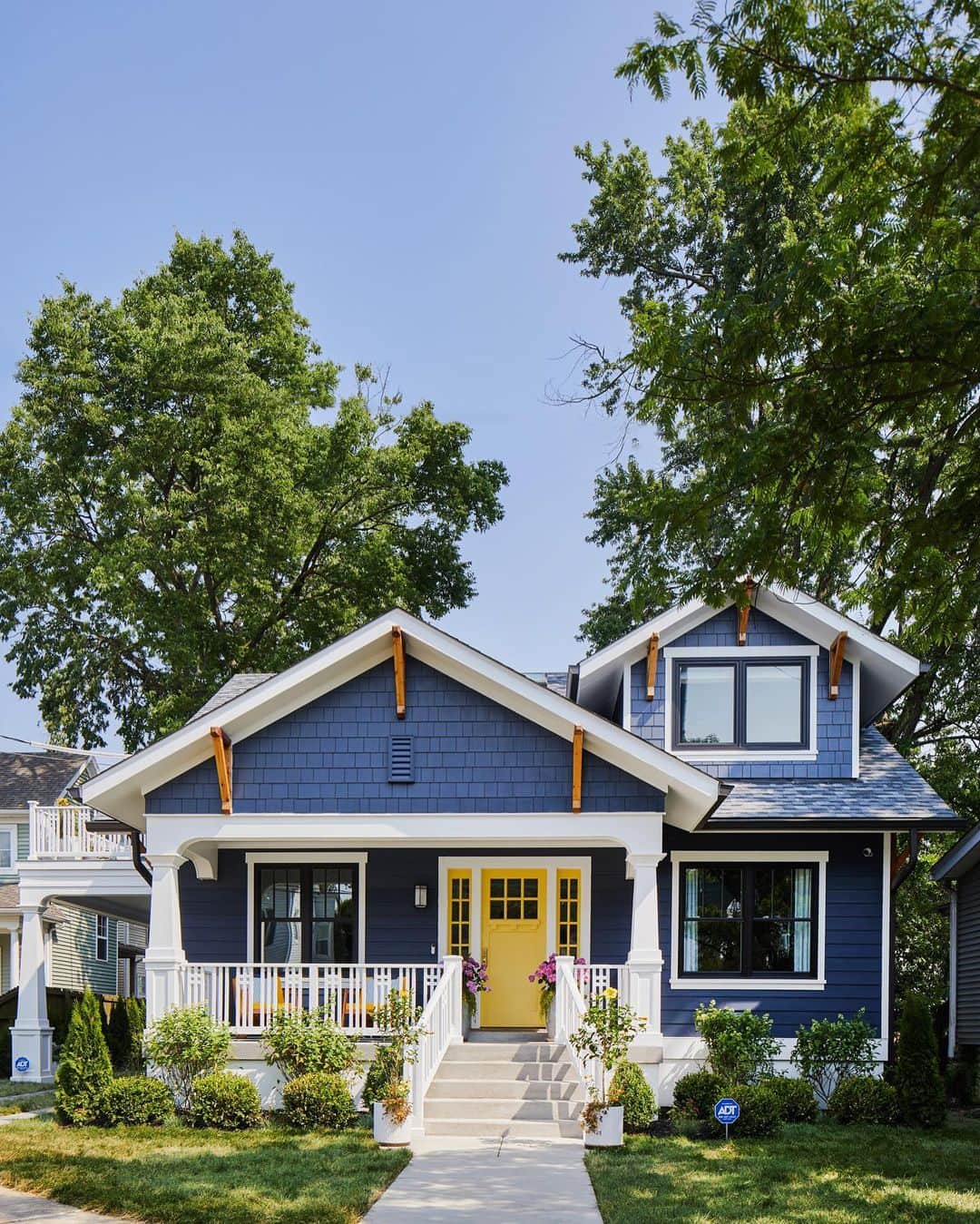 HGTVのインスタグラム：「It doesn’t get much more charming + relaxing than the front porch at HGTV Urban Oasis 2023. ☀️ From the cushioned rocking chairs to the sky-high #haintblue ceiling, this Louisville home is curb appeal at its finest. And you could live here! 🤩 Click this post at our link in bio to take a full tour of the gorgeous front yard, then sign up for sweepstakes reminders today.   Your chance to win #HGTVUrbanOasis 2023 starts 10/2! ⏰  Design: @bpatrickflynn  Photos: John Nolen @laureywglenn @josephgbradshaw @bro_zar」