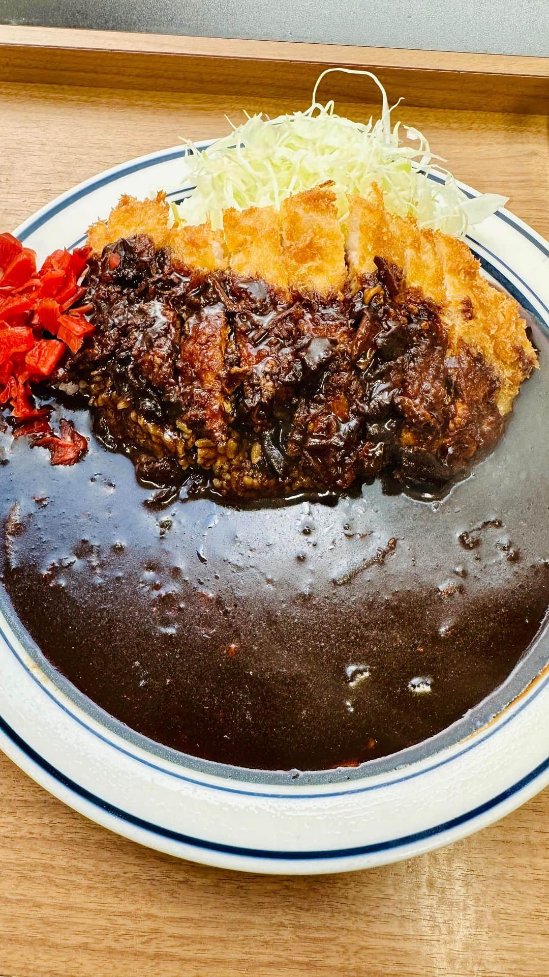 のインスタグラム：「【キッチン南海のカツカレー】 懐かしいキッチン南海 2020.6月54年間という長い歴史に幕を下ろした旧本店の翌月に キッチン南海 神保町新店舗がオープン 20年以上本店の料理長を務めた現オーナシェフの中條知章さんの手間暇かけたルー作りの熟練技で今はなき本店の黒いカツカレーは当時のまま👍」