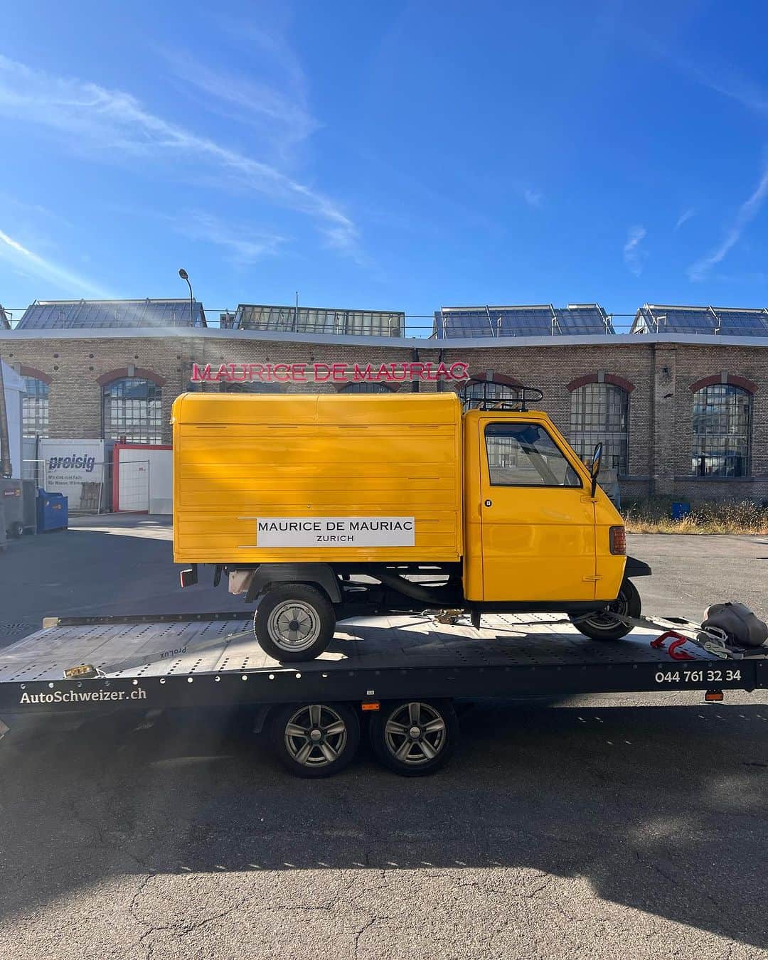 Maurice De Mauriac Zurichのインスタグラム：「Hello @artsalonzurich ! 🖼️🚛🟡 Visit us and 60+ different galleries during the 2. Art Salon Zurich.  28. September - 1. October 2023  Thursday, 28.9.23 -> 12h–20h Friday, 29.9.23 -> 12h–20h Saturday, 30.9.23 -> 12h–20h Sunday, 1.10.23 -> 12h–18h  The best at the end - we have free entries - so slide in our DM if you want to visit :)) #seeyou there.  #MauriceDeMauriac #MDM #Art #artsalon #artsalonzurich #zurich」