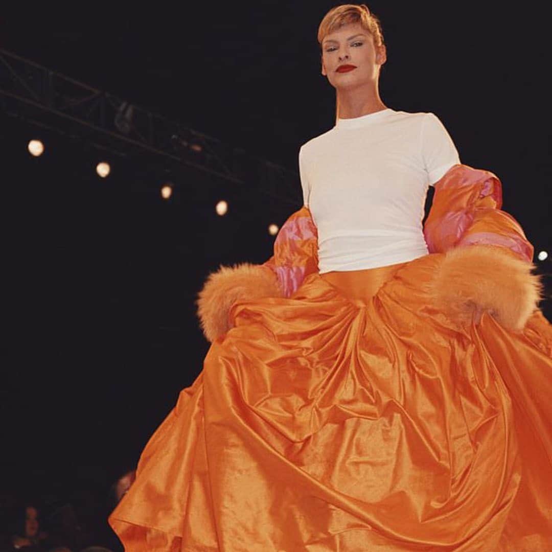 アイザックミズラヒのインスタグラム：「Linda Evangelista stuns the crowd with the Isaac Mizrahi statement piece of the season. What a fabulous finale dress from the Fall 1994 show! 🧡」