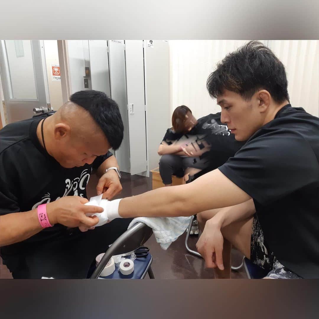 北岡悟さんのインスタグラム写真 - (北岡悟Instagram)「9/24(日)、私北岡悟はPANCRASE337⇨プロフェッショナル修斗公式戦2023Vol.6、立川ステージガーデンからの後楽園ホールでセコンドハシゴ🪜 PANCRASE337には、パンクラスイズム横浜からPANCRASE333で共に勝利した松岡嵩志と矢澤諒が出場。 今回は共にフルラウンドユナニマス判定による敗戦。 二人共にボタンの掛け違い感ある敗戦。 二人それぞれ取り組むフェーズは違えど、結局のところ七転八起きでやって行くしかない。 やるならやる、やりたくないならやらないでよい。 やるなら弱音は吐かない、自分自身への戒めとしても書く。 #パンクラスイズム横浜 #松岡嵩志 #矢澤諒 #PANCRASE337 #PANCRASE ➖➖➖ プロフェッショナル修斗公式戦2023Vol.6には大道塾の岩﨑大河さんが出場。 いつも私やパンクラスイズムの皆とよいスパーリング練習してくれる岩﨑さんへのせめてものお返しが、セコンド任務🫡 だからハシゴもCHA-LA HEAD-CHA-LA🪜 結果は"快勝"とは言えない内容の判定勝ちでした。 岩﨑さんのウィークポイントが出た試合だったと思いますし、直後控室で課題克服へ向けての練習の仕方を掲示など、まずまずしっかり出来ました👌🏽 岩﨑さんのMMAの試合に関わることで、学びや刺激もあります。 "引き続き宜しくお願いします"という気持ちです。 ©️ @kenichi.iimura.7  #岩﨑大河 #大道塾 #修斗 #プロフェッショナル修斗 #shooto0924」9月29日 2時50分 - lotuskitaoka