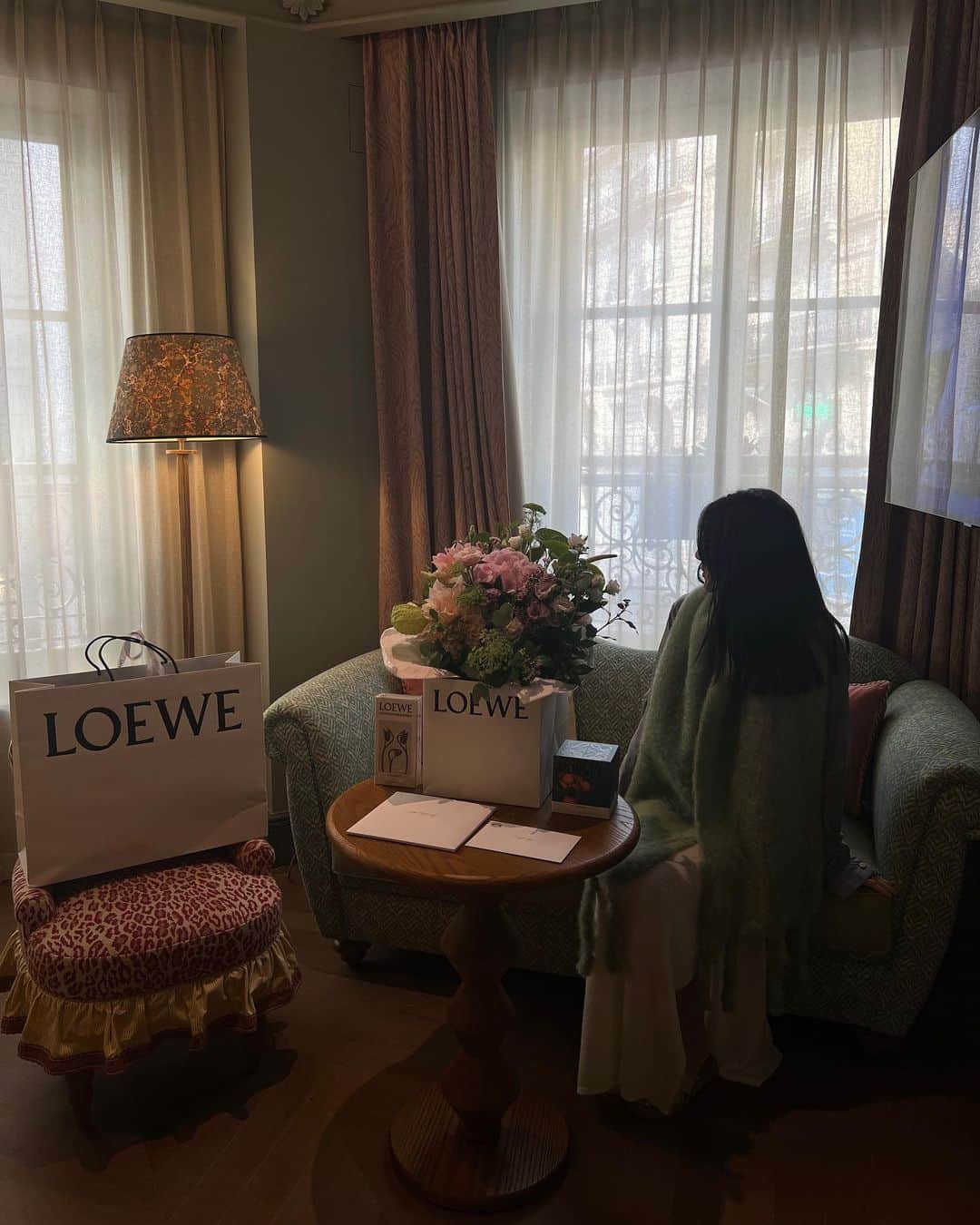 パフ・クオのインスタグラム：「Day 1 🍁  Paris   Loewe🍂🤎  . . .  @loewe  #loewe  #somuchlove」