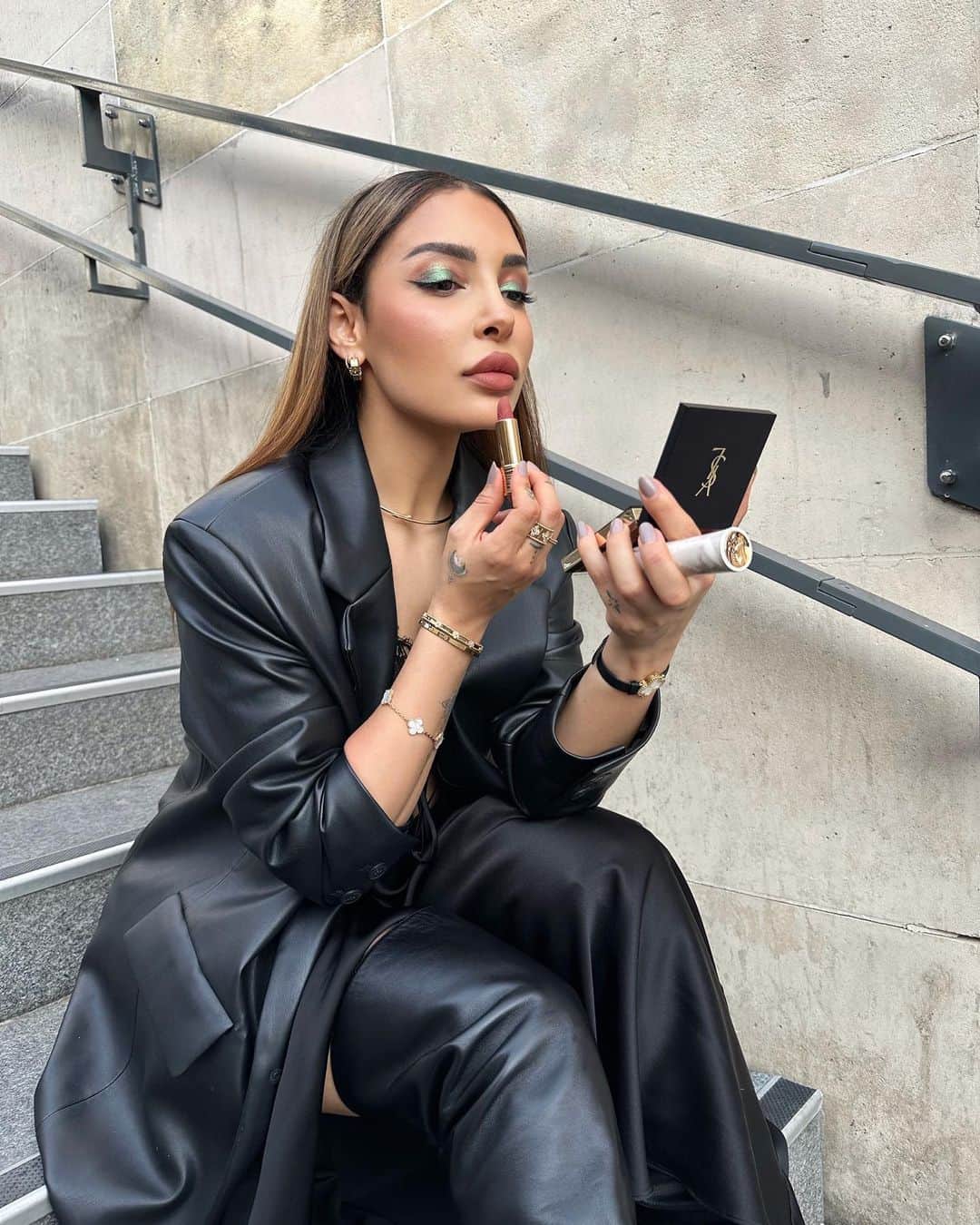 sananasのインスタグラム：「*publicite/ Some of my Fashion week essentials 💋Ces incontournables n’ont pas quitté mon 👜 (Le tutoriel de ce look est sur tiktok 😉)  -Poudre All hours setting powder @yslbeauty  -Rouge à lèvres L’absolu Rouge Drama Matte @lancomeofficial x Louvre (French tea) -Baume Buttermask for lips @kiehlsfrance  -Blush & rouge à lèvres Liquirosso @valentino.beauty (111)  #pfw #pfw2023」