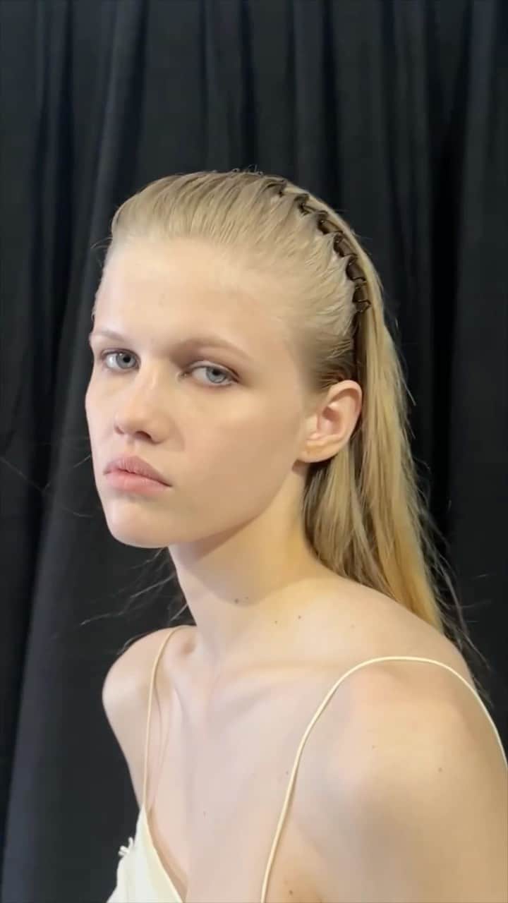 Vogue Beautyのインスタグラム：「Is this the season of the Y2K hair accessory? From kitschy butterfly clips, scrunchies, and chunky headbands, we’re seeing the return of all the best noughties-esque accessories. As seen backstage, statement headbands from @givenchy’s spring 2024 show reconfirmed that the nostalgic trend won’t be going anywhere anytime soon. Tap the link in bio to view the full collection.」