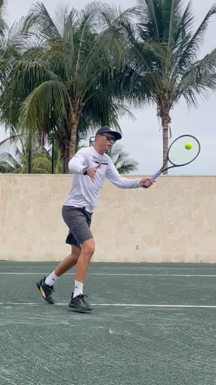 ブライアン兄弟のインスタグラム：「First tennis balls ever hit at Shell Bay! 🐚 🎾」