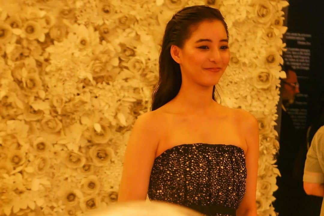 新木優子のインスタグラム：「パリで行われた、ジャドール展覧会「DIOR JʼADORE」✨  ジャドールの歴史や、ディオールのサヴォワールフェールを間近で感じることができるとっても貴重な体験でした✨  ディオール パフューム クリエイション ディレクター フランシス・クルジャンによる新ジャドール ローは彼らしいさわやかなタッチが加わっていてとても新鮮で華やかな香りで、これから一緒に沢山の素敵な場所に行けたらなと思っています☺️  ✴︎ジャドール展覧会「DIOR JʼADORE」10月8日まで開催です。  @diorbeauty @dior  #JADOREDIOR #ジャドール #SupportedbyDior #ディオールファインジュエリー」