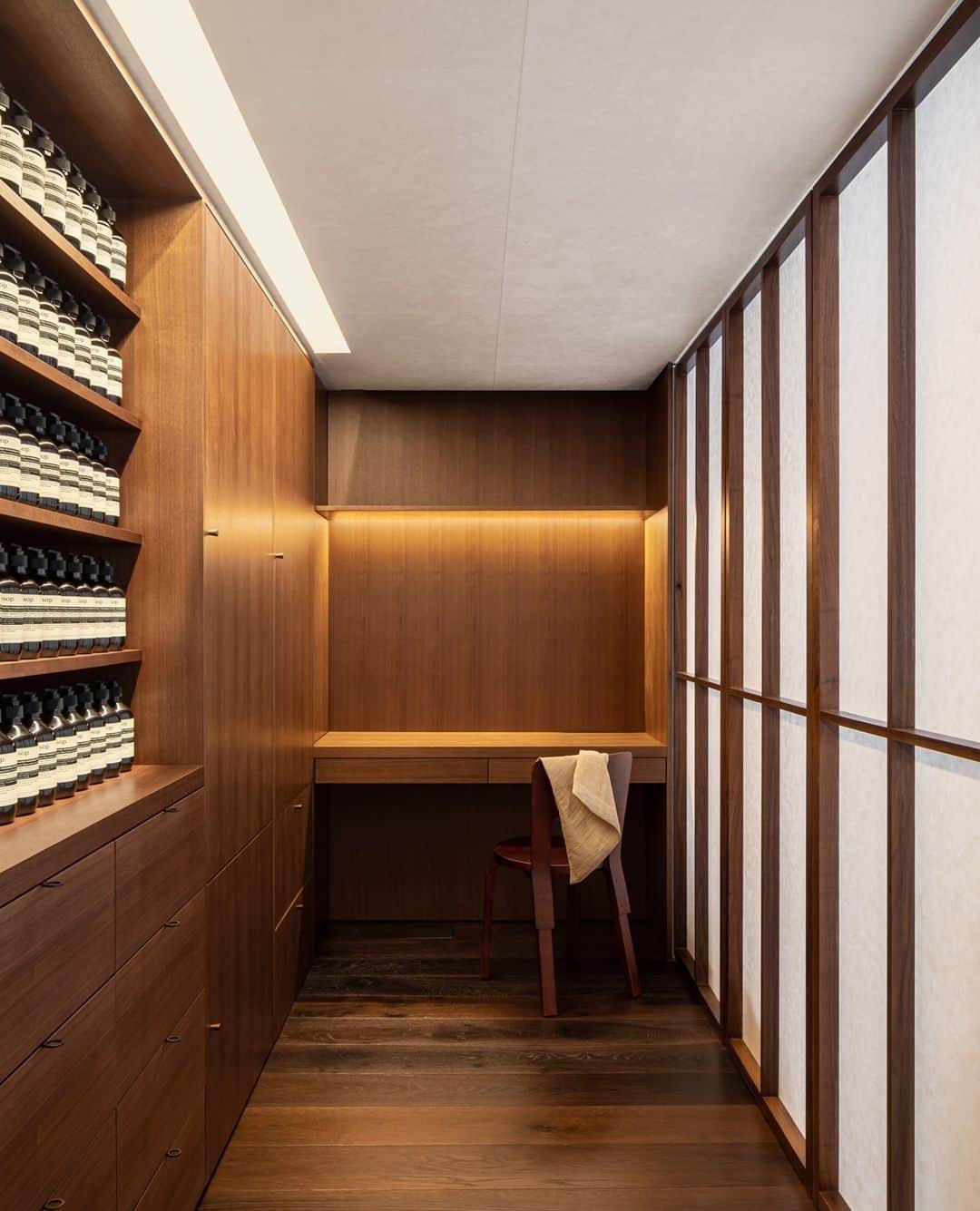 Wallpaperさんのインスタグラム写真 - (WallpaperInstagram)「The new @aesopskincare boutique in Seoul is part of a trio of worldwide openings that perfectly showcase the brand’s powerful yet pared-back design philosophy.⁠ ⁠ Designed by Swiss architect @jakobsprenger, the new boutique is inspired by ancient Roman architectural principles and features Felice Torelli’s 18th-century painting ‘Theseus Abandoning Ariadne’. Each element, from the polished lacquer surfaces to the traditional lime plaster, is in dialogue with the other.⁠ ⁠ For more on this story, see the link in bio or Wallpaper’s October issue, on newsstands now.⁠ ⁠ 📸: @giulioghirardistudio / @textureontexture⁠ 🖊: @dalchodha⁠ ⁠ #wallpapermagazine #design #aesop #retaildesign #seochon #samusohyojadong #contemporaryarchitecture #southkorea #seoul #rome #jakobsprenger #romanarchitecture #felicetorelli ⁠」9月29日 3時00分 - wallpapermag