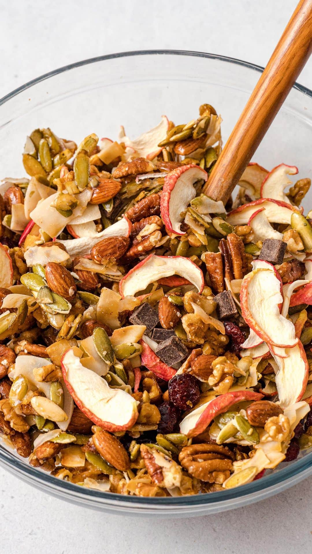 エディー・バウアーのインスタグラム：「Indulge in the flavors of fall with @freshoffthegrid’s irresistible Apple Maple Trail Mix recipe. Packed with the perfect blend of dehydrated apples, pumpkin seeds, nuts, cranberries, and chocolate chunks, all glazed with the sweetness of maple syrup 🍁」