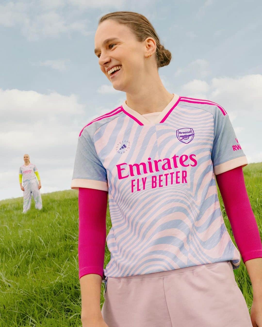 Skills • Freestyle • Tekkersのインスタグラム：「Arsenal collab with Stella McCartney for their first-ever women’s away kit 🩷」