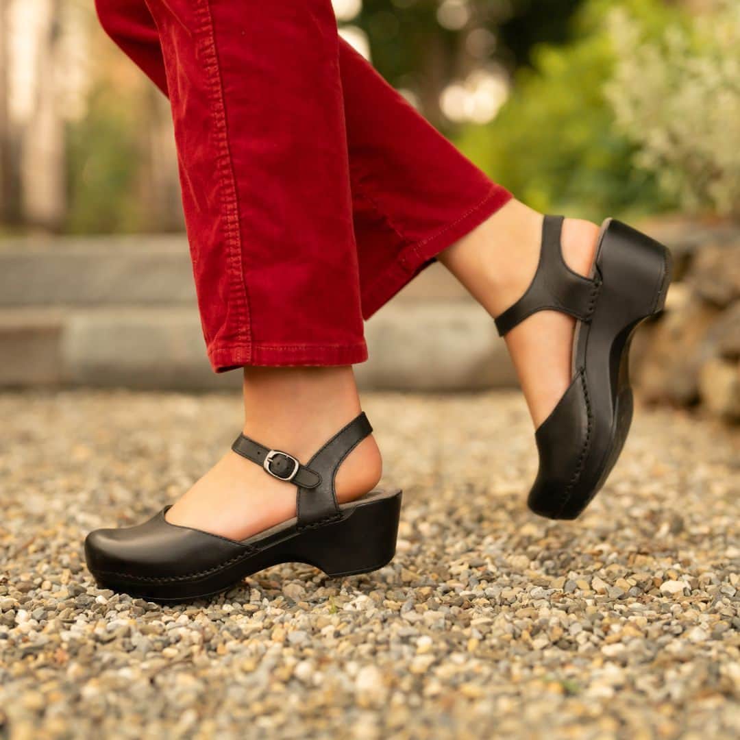 ダンスコのインスタグラム：「⭐ ⭐ ⭐ ⭐ ⭐ "Love these shoes!!!!! So comfortable!!! And they go with everything! I wear them 12 hrs no problem." - Shelly F.   Shop Sam Black, link in bio. #transeasonal #danskofootwear #comfort #summerstyle #fashion #ootd #beautiful #happy #cute #travel #smile #joy #life #style #instadaily #friends #family #fun #instagood #gowhereyourehappiest #fallstyle」