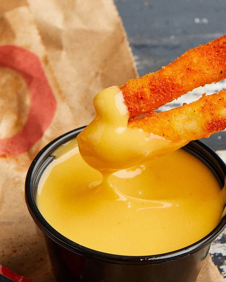 Taco Bellのインスタグラム：「nacho fries with vegan nacho sauce (let that sink in). try it 10/12.」