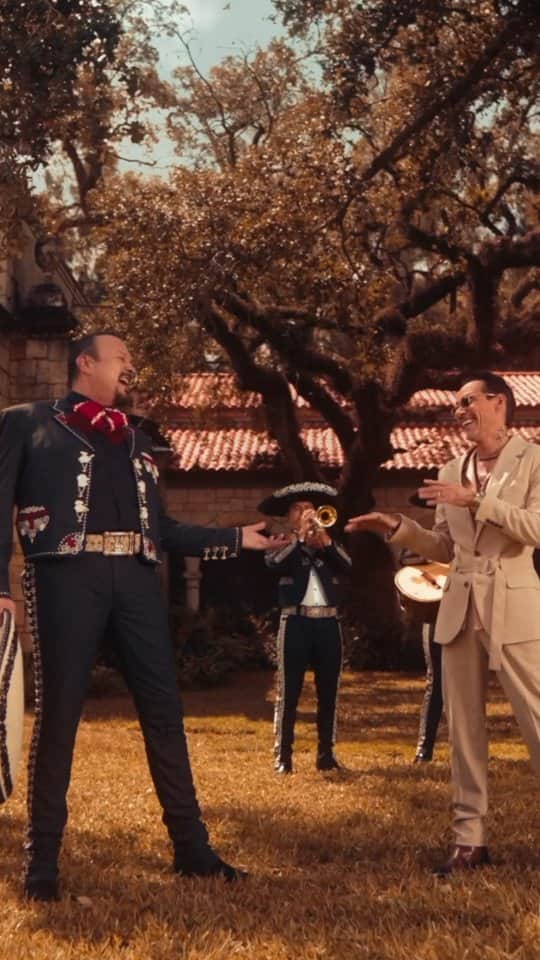 のインスタグラム：「El sonido de mi próxima canción ‘Ojalá Te Duela’ junto a @pepeaguilar_oficial ya puede ser usado en TikTok, Instagram y Shorts. Espero ver todos sus videos usándola 🤳🎶 Y estén pendientes, este 5 de Octubre será el lanzamiento oficial. 🥃🔥」