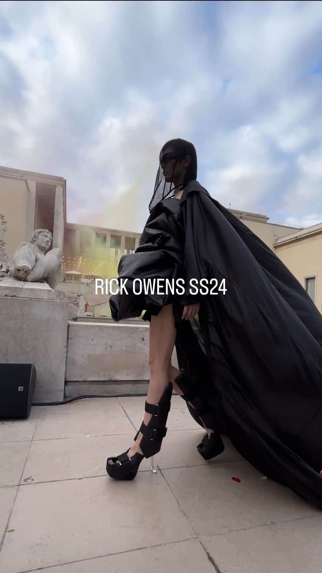のインスタグラム：「@rickowensonline was in a good mood again this season, continuing with his commitment to pure unadulterated joy. Don’t think that means he’s veering away from his goth roots, though – models made their way around the Palais de Tokyo’s pavilion in sculptural ‘doughnut’ mini dresses, snatched leather jacets with jutting, vampirey shouders, and inflated parachute capes, emerging out of masive plumes of battenberg coloured smoke and a showering of confetti-like petals.  Stay tuned to #DazedFashionTV for all your fashion week updates 📺✨  📹 @emmaedavidson @mariosmystidis, edit @alicewholivesinapalace  #DazedFashion #RickOwens #SS24 #PFW #FashionWeek」