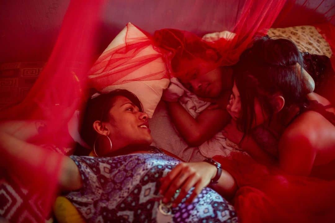 ナショナルジオグラフィックのインスタグラム：「Photos by @davillasana | Since 2018 I’ve documented the migration journeys of two transgender women, from Central America to the U.S. Both Kataleya and Alexa fled Honduras to seek safety from violence and transphobia. From an image of Alexa surrounded by friends after breaking her leg while running from a man trying to assault her to another of Kataleya dancing after making it to Texas, I’ve strived to not only convey the countless challenges they’ve endured but also how hard they’ve worked to overcome them. “I’m strong, like a buffalo,” said Kataleya about her perseverance. Follow me @davillasana for more stories focusing on human rights in the Americas, and go to the link in bio to read the larger story on why women migrate around the world.」